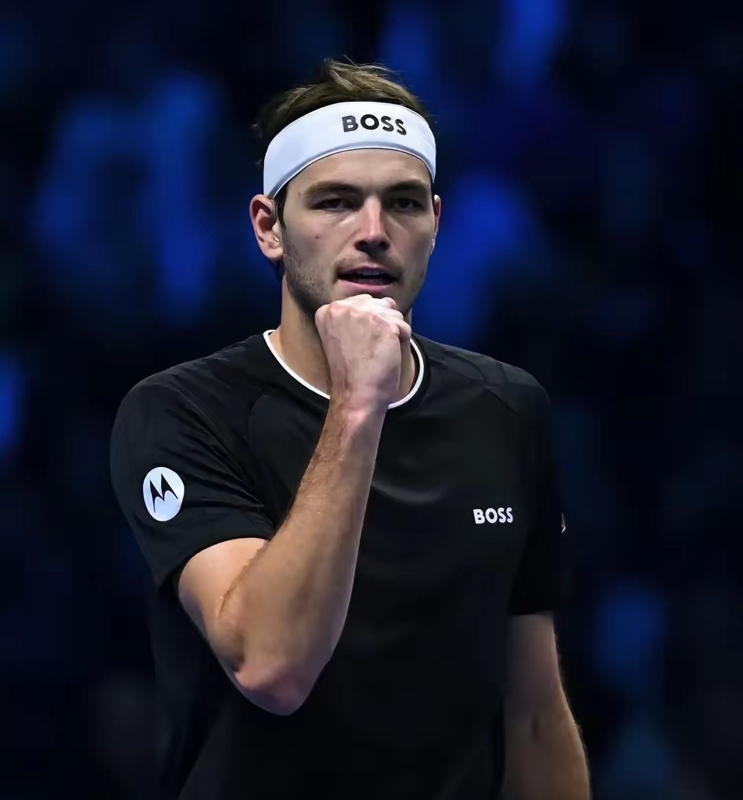 开云下载-德约科维奇意外战胜MAD，最后时刻胜出引爆全场！引发球迷热议-开云下载